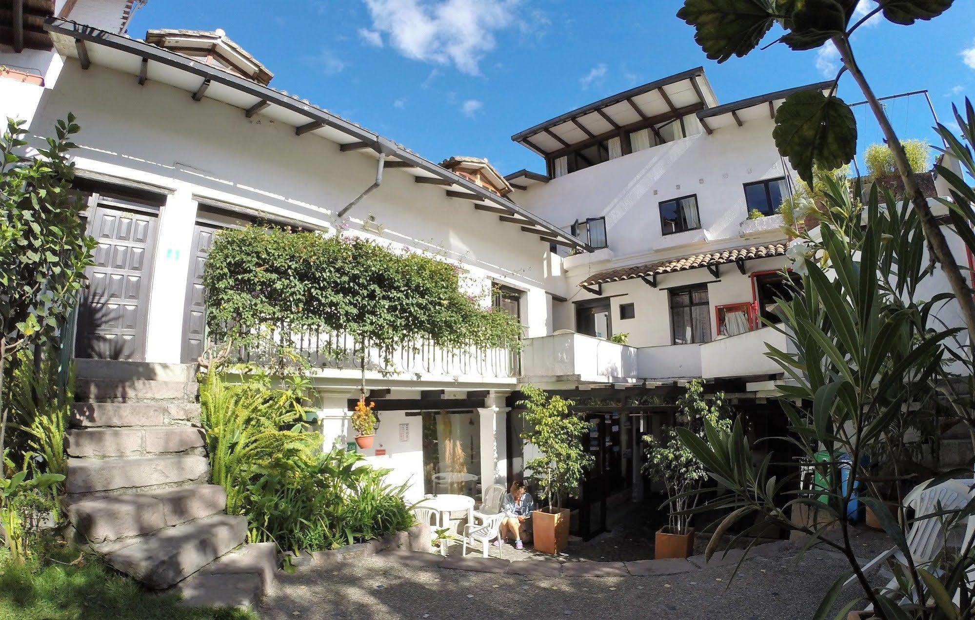 Hostal L'Auberge Inn Quito Exterior photo